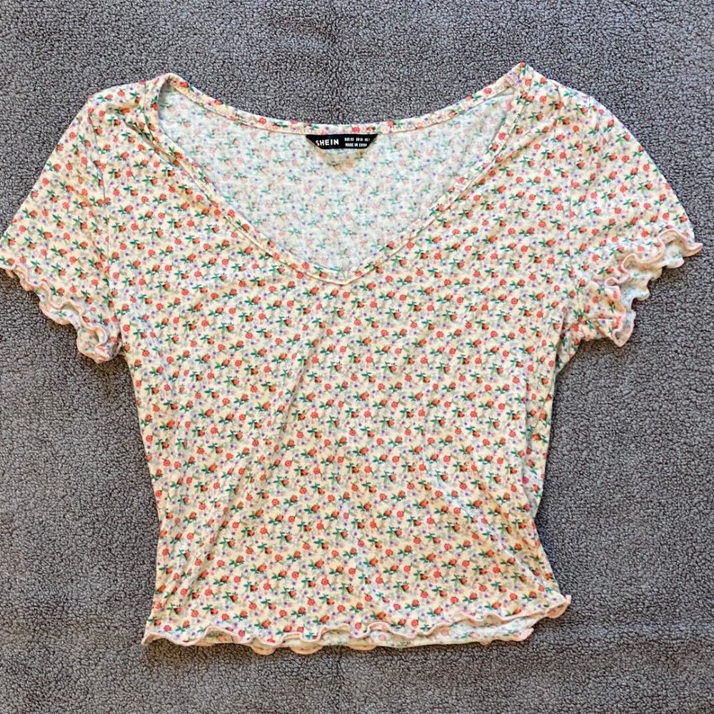 SHEIN Fitted Floral Crop Top
